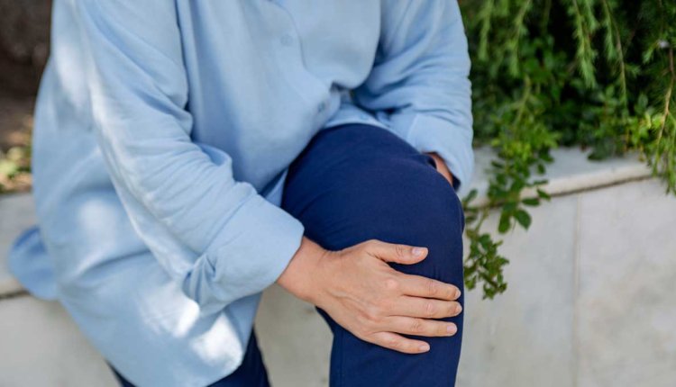 Vrouw met artrose in de knie