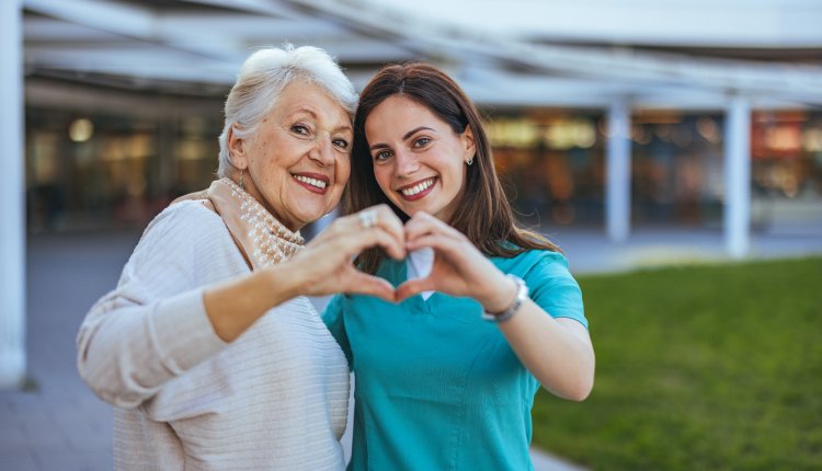 Vrouw en moeder samen op de foto