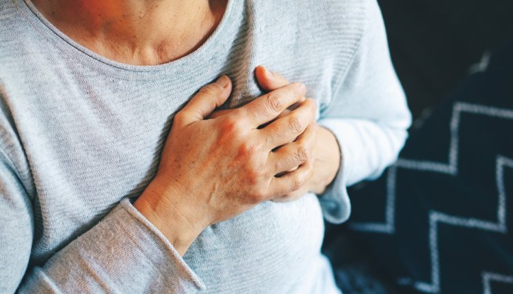 vrouw met handen op hart