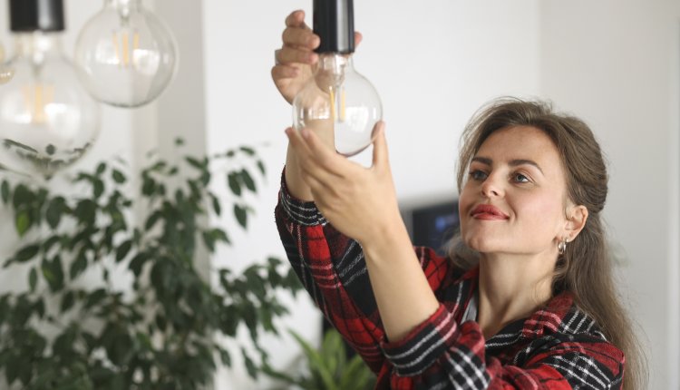 Vrouw vervangt lamp