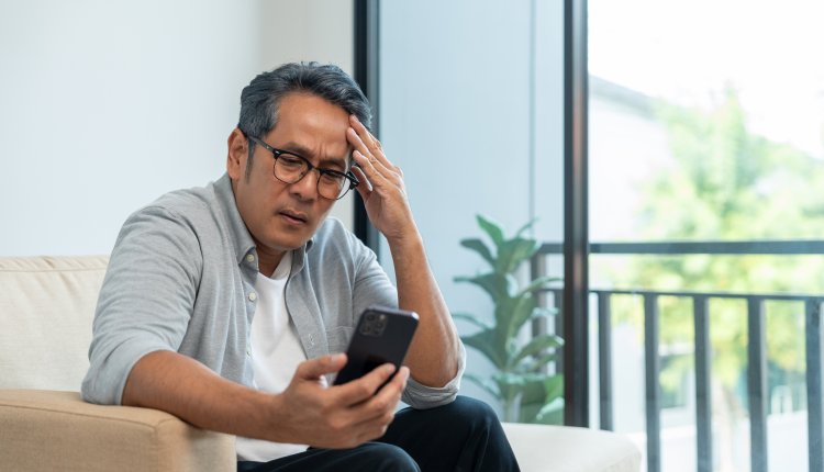 Man zit thuis op zijn telefoon