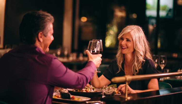 Man en vrouw samen uit eten