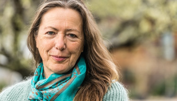 oudere vrouw met sjaal