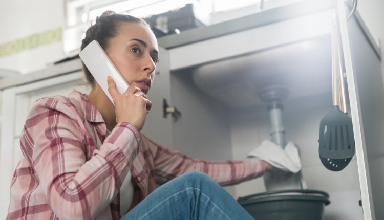 Vrouw belt loodgieter omdat waterleiding lekt