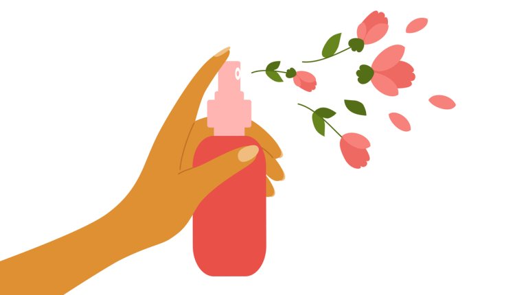 Vrouw spuit rozengeur uit parfumflesje