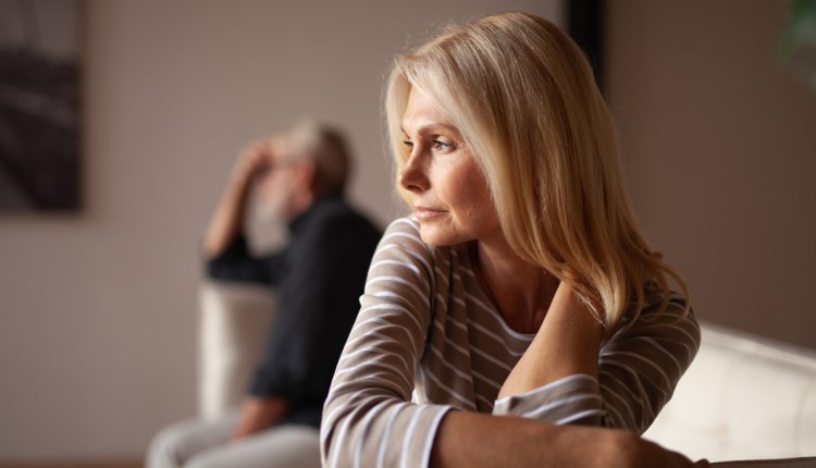 Ouder stel heeft een conflict zitten op de bank