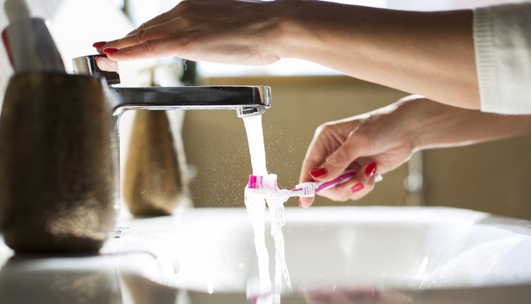 Waterkraan loopt tijdens het tanden poetsen