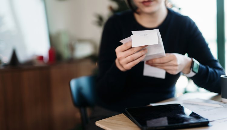 Vrouw checkt bonnen voor garantie