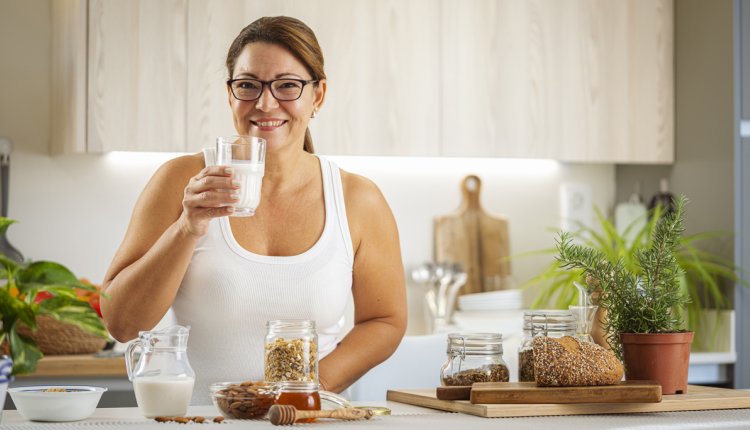 vrouw drinkt melk