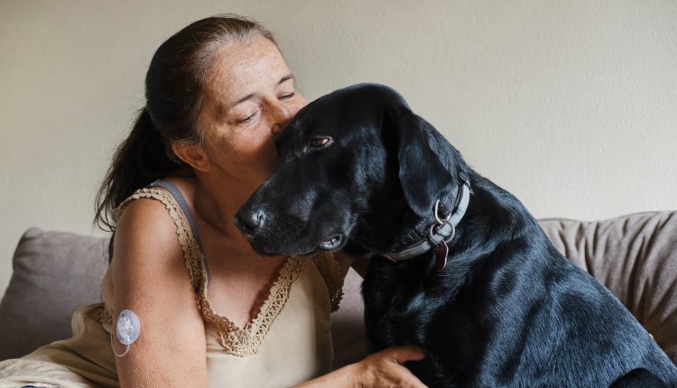 oudere vrouw met diabetes-hulphond