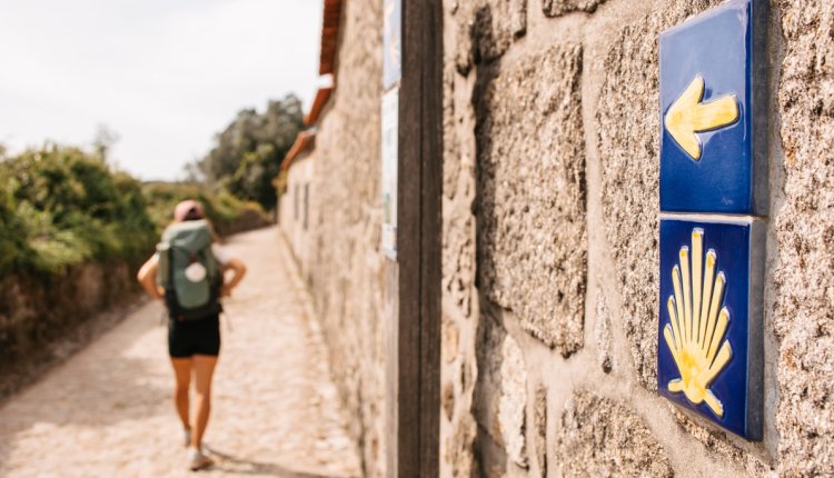 Vrouw loopt Camino de Santiago