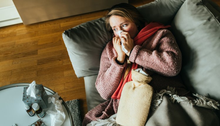 vrouw ziek op de bank