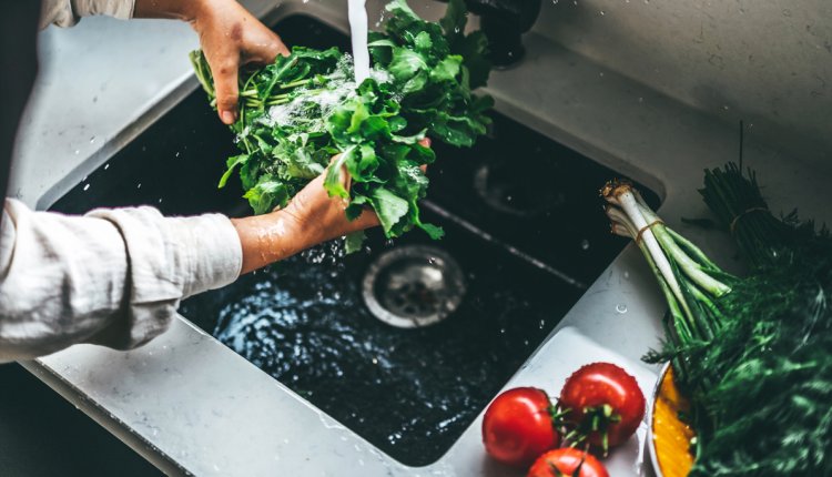 Groente wassen onder de kraan
