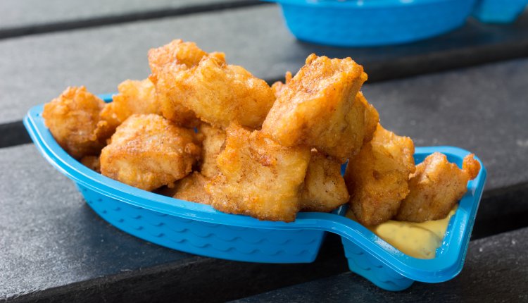 Kibbeling in een bakje in de vorm van een vis
