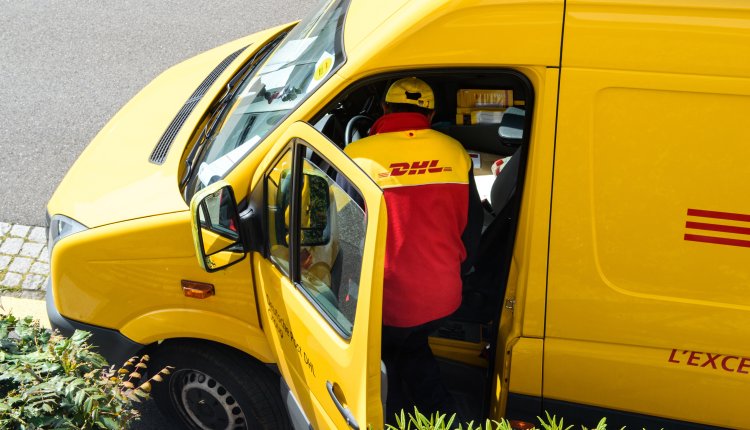DHL bezorger