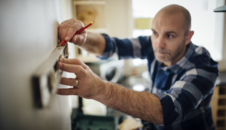Man is aan het klussen in de keuken