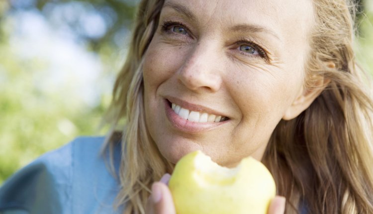 vrouw eet appel