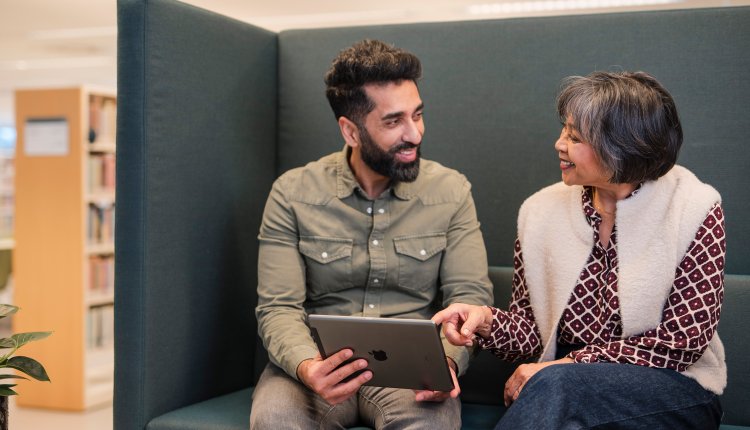 Mannen zijn in gesprek