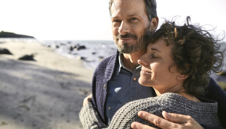 Koppel op het strand, verliefd