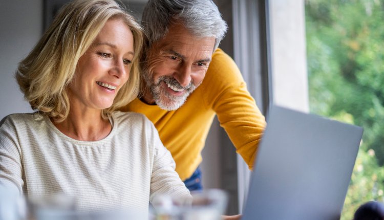 Man en vrouw samen achter de computer