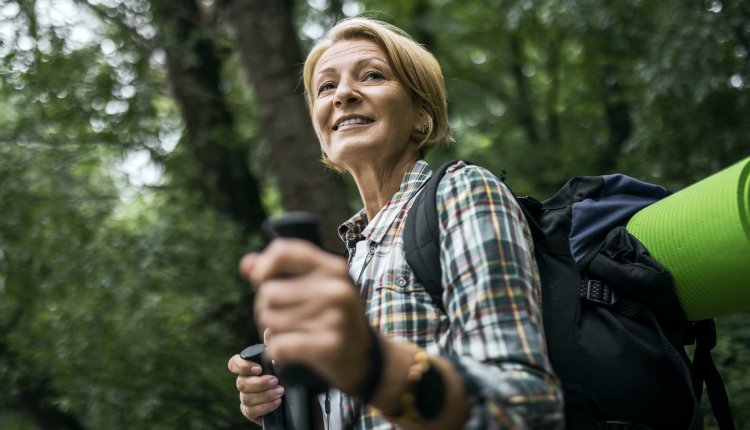 Vrouw aan het hiken in het bos