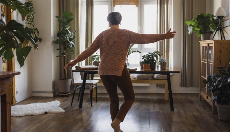 Vrouw danst in de huiskamer