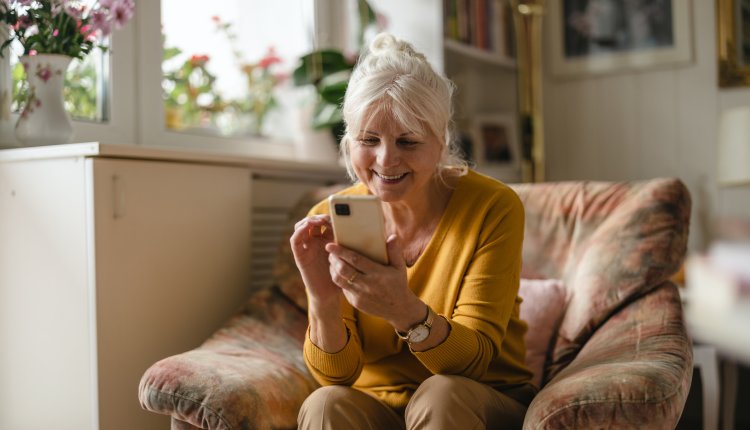 Vrouw regelt haar geldzaken met een bankierapp