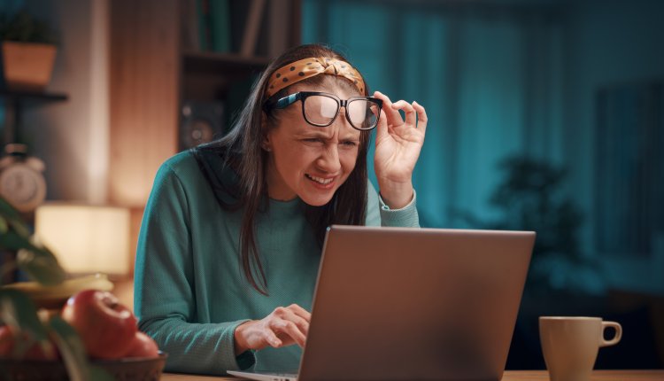 Vrouw bezig met laptop