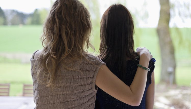 Vrouw en dochter vanaf de achterkant