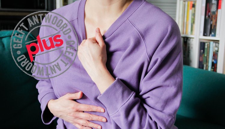 vrouw met paarse trui heeft paniek