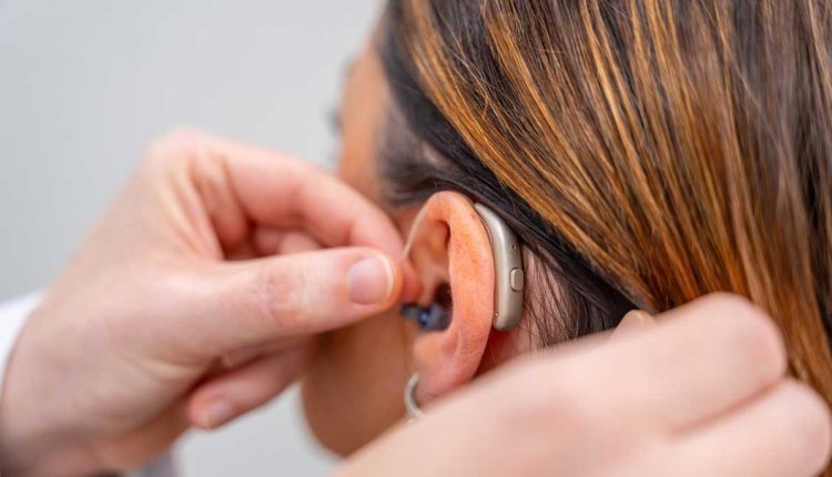 Vrouw krijg hoortoestel geplaatst in haar oor