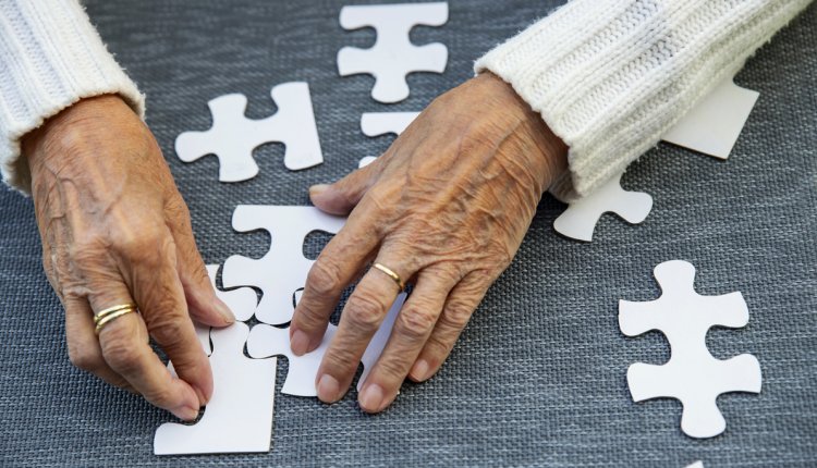oudere vrouw puzzelt