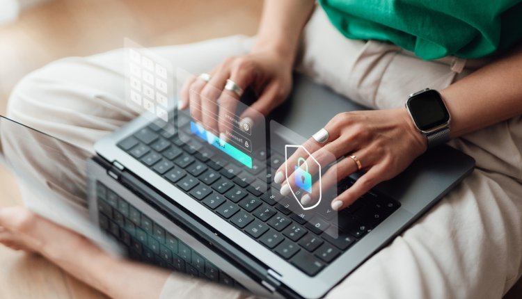 Vrouw is bezig op de computer