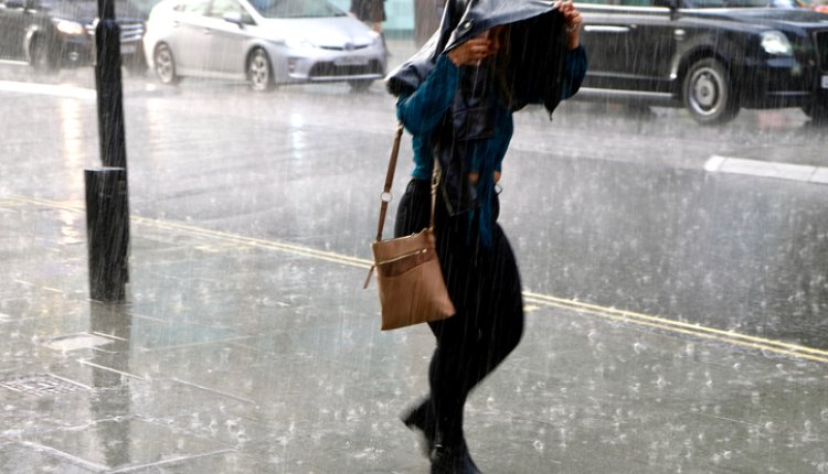 Enorme regenbui en storm