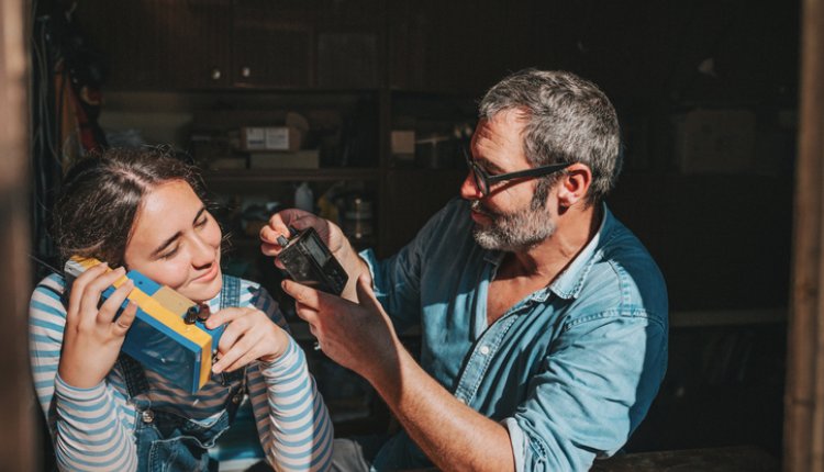 Vader en dochter bezig in de schuur