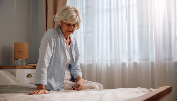 Vrouw kijkt bedachtzaam