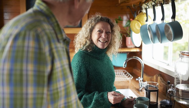 Man en vrouw in gesprek in de keuken