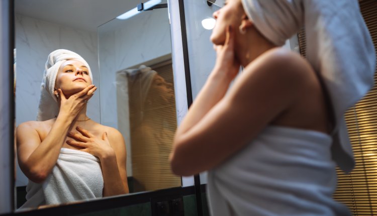 Vrouw in de badkamer