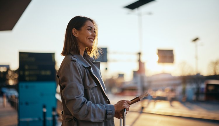 Vrouw op het vliegveld