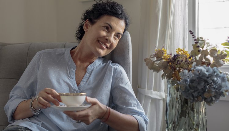Vrouw drinkt thee