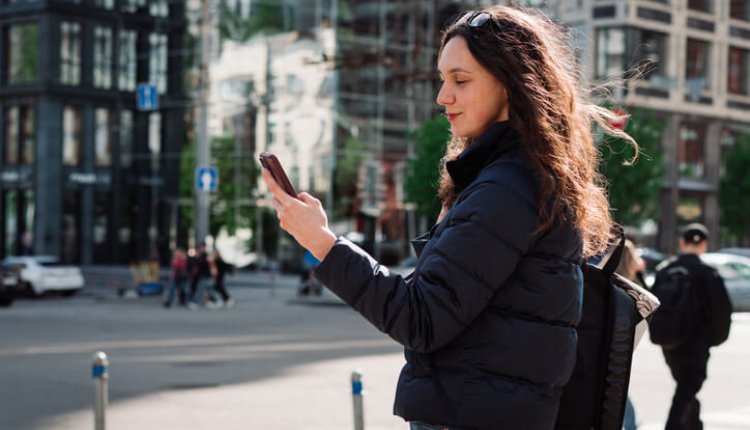 Vrouw checkt telefoon