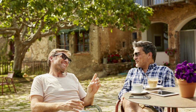 Mannen genieten van de zon in Spanje