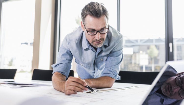 Man maakt tekeningen op tafel