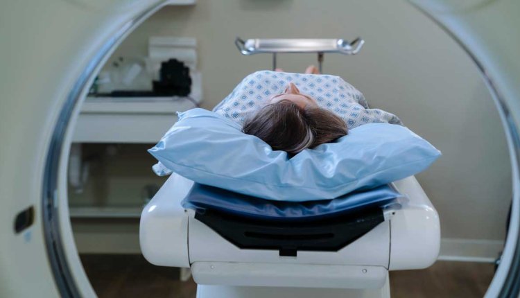 Vrouw ligt op tafel voor een bodyscan