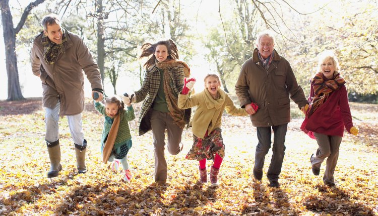 Opa en oma op herfstwandeling
