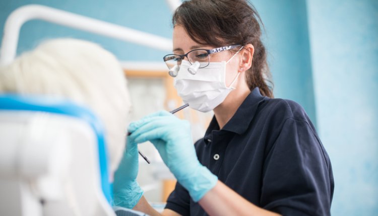 Vrouwelijke tandarts aan het werk