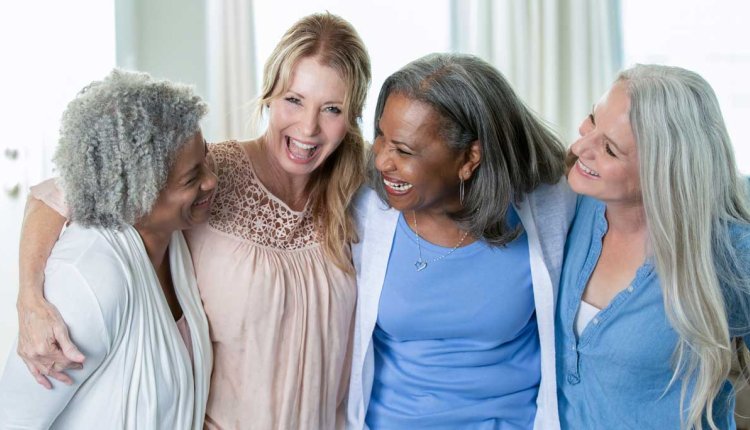 Vier vriendinnen vrolijk op de foto