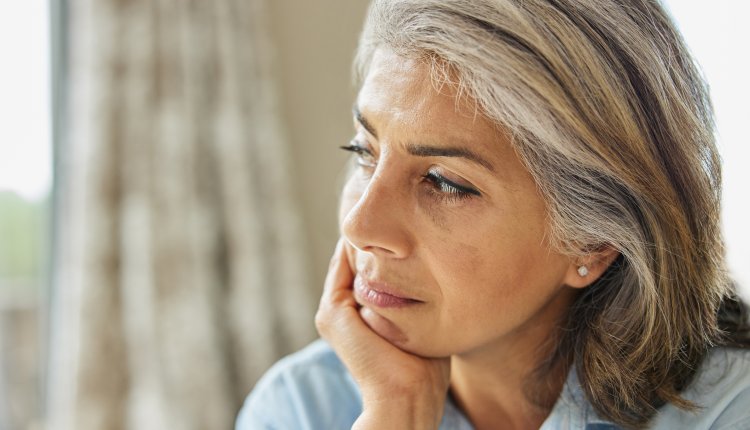 Zorgelijk kijkende vrouw