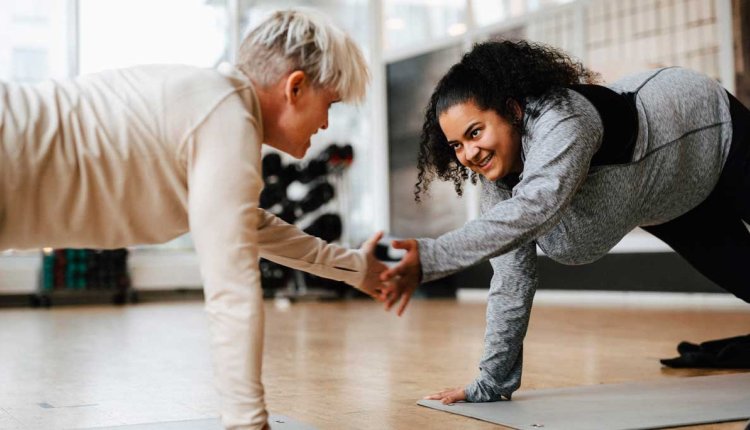 Samen sporten traint je sociale spier high five tijdens training