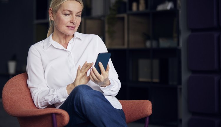 Vrouw met smartphone aan het werk